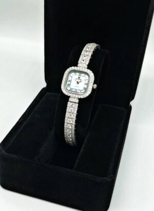 ساعة نسائية من زاهية الفضة